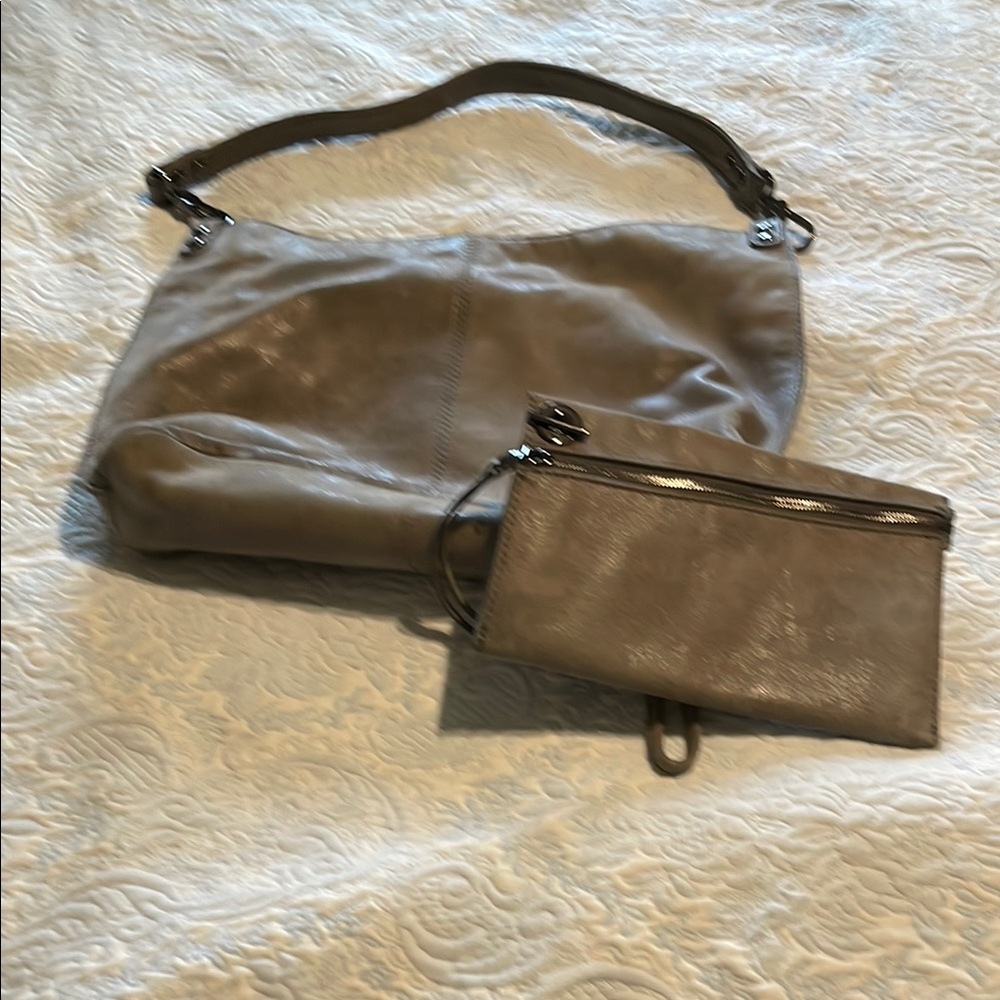 Sophisticated Gray Shoulder Bag with Sleek Design